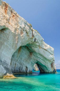 Yunanistan 'ın Zakynthos adasının kuzey doğu kıyısındaki mavi mağaraların muhteşem mavi suları