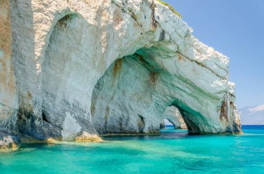 Yunanistan 'ın Zakynthos adasının kuzey doğu kıyısındaki mavi mağaraların muhteşem mavi suları