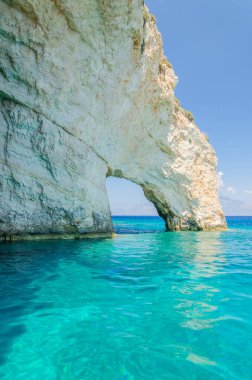 Yunanistan 'ın Zakynthos adasının kuzey doğu kıyısındaki mavi mağaraların muhteşem mavi suları
