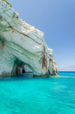 Yunanistan 'ın Zakynthos adasının kuzey doğu kıyısındaki mavi mağaraların muhteşem mavi suları