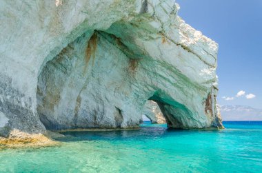 Yunanistan 'ın Zakynthos adasının kuzey doğu kıyısındaki mavi mağaraların muhteşem mavi suları