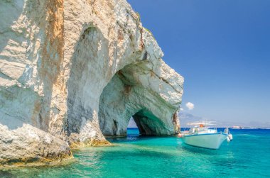 Yunanistan 'ın Zakynthos adasının kuzey doğu kıyısındaki mavi mağaraların muhteşem mavi suları