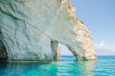 Yunanistan 'ın Zakynthos adasının kuzey doğu kıyısındaki mavi mağaraların muhteşem mavi suları