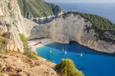 Yunanistan 'ın Zakynthos adasının kuzey batı kıyısında ünlü bir gemi enkazı bulunan Picturesque Navagio plajı