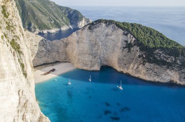 Yunanistan 'ın Zakynthos adasının kuzey batı kıyısında ünlü bir gemi enkazı bulunan Picturesque Navagio plajı