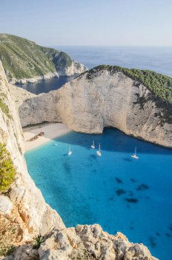 Yunanistan 'ın Zakynthos adasının kuzey batı kıyısında ünlü bir gemi enkazı bulunan Picturesque Navagio plajı