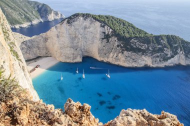Yunanistan 'ın Zakynthos adasının kuzey batı kıyısında ünlü bir gemi enkazı bulunan Picturesque Navagio plajı
