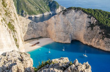 Yunanistan 'ın Zakynthos adasının kuzey batı kıyısında ünlü bir gemi enkazı bulunan Picturesque Navagio plajı