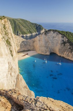 Yunanistan 'ın Zakynthos adasının kuzey batı kıyısında ünlü bir gemi enkazı bulunan Picturesque Navagio plajı