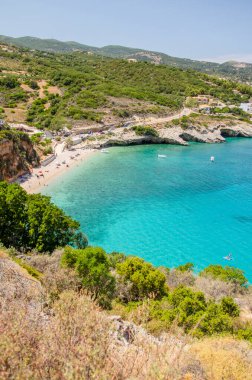 Makris Gialos kumsalının manzarası. Yunanistan 'ın Zakynthos adasının kuzey batı kıyısında yer almaktadır..