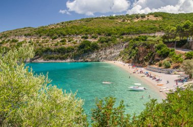 Makris Gialos kumsalının manzarası. Yunanistan 'ın Zakynthos adasının kuzey batı kıyısında yer almaktadır..