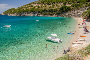 Makris Gialos kumsalının manzarası. Yunanistan 'ın Zakynthos adasının kuzey batı kıyısında yer almaktadır..
