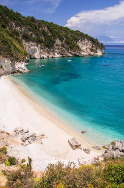 Yunanistan 'ın Zakynthos adasının kuzey batı kıyısındaki resimli Xigia kumlu plajı