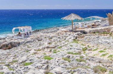 Resimli Porto Roxa kayalık plajı. Yunanistan 'ın Zakynthos adasının batı kıyısında yer almaktadır..