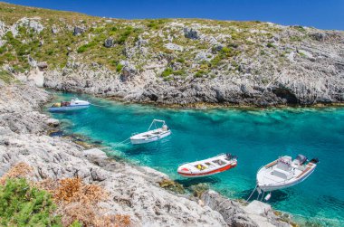 Resimli Porto Roxa kayalık plajı. Yunanistan 'ın Zakynthos adasının batı kıyısında yer almaktadır..
