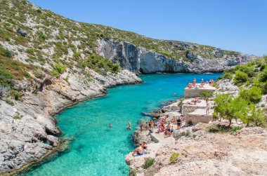 Porto Limnionas kayalık plajı. Yunanistan 'ın Zakynthos adasının batı kıyısında yer almaktadır..