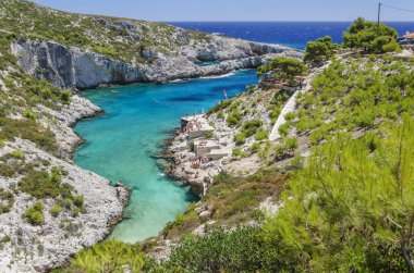 Porto Limnionas kayalık plajı. Yunanistan 'ın Zakynthos adasının batı kıyısında yer almaktadır..