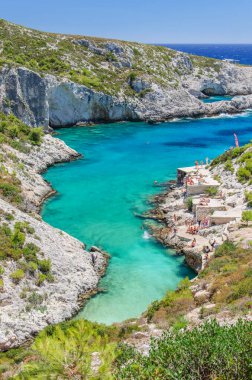 Porto Limnionas kayalık plajı. Yunanistan 'ın Zakynthos adasının batı kıyısında yer almaktadır..