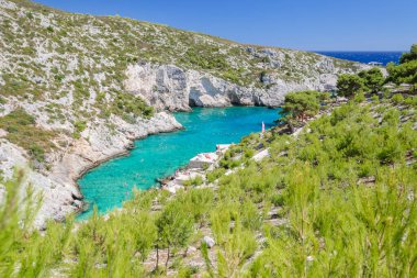 Porto Limnionas kayalık plajı. Yunanistan 'ın Zakynthos adasının batı kıyısında yer almaktadır..