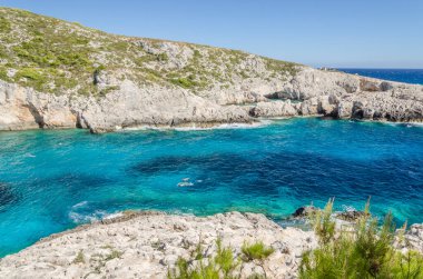 Porto Limnionas kayalık plajı. Yunanistan 'ın Zakynthos adasının batı kıyısında yer almaktadır..