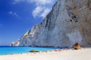Navagio kumsalında ünlü bir gemi enkazı. Yunanistan 'ın Zakynthos adasının batı kıyısında yer almaktadır..
