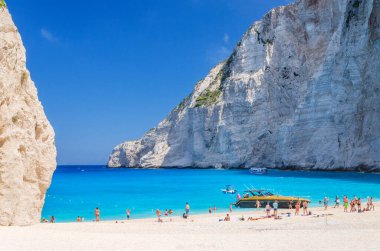 Navagio kumsalında ünlü bir gemi enkazı. Yunanistan 'ın Zakynthos adasının batı kıyısında yer almaktadır..