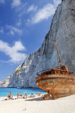 Navagio kumsalında ünlü bir gemi enkazı. Yunanistan 'ın Zakynthos adasının batı kıyısında yer almaktadır..