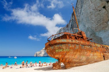Navagio kumsalında ünlü bir gemi enkazı. Yunanistan 'ın Zakynthos adasının batı kıyısında yer almaktadır..