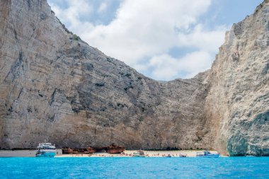 Navagio kumsalında ünlü bir gemi enkazı. Yunanistan 'ın Zakynthos adasının batı kıyısında yer almaktadır..