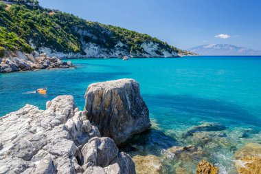 Kükürtlü Xigia kumlu sahili. Yunanistan 'ın Zakynthos adasının kuzey doğu kıyısında yer almaktadır..