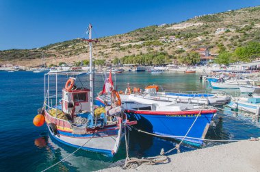 Agios Nikolaos 'un muhteşem turkuaz hangarı. Yunanistan 'ın İyon Denizi' ndeki Zakynthos adasının kuzey doğu kıyısında yer almaktadır..