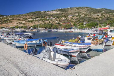 Agios Nikolaos 'un muhteşem turkuaz hangarı. Yunanistan 'ın İyon Denizi' ndeki Zakynthos adasının kuzey doğu kıyısında yer almaktadır..