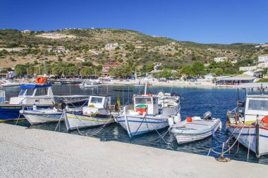 Agios Nikolaos 'un muhteşem turkuaz hangarı. Yunanistan 'ın İyon Denizi' ndeki Zakynthos adasının kuzey doğu kıyısında yer almaktadır..