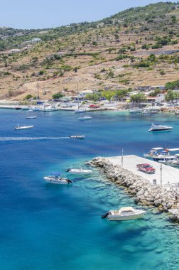 Agios Nikolaos 'un muhteşem turkuaz hangarı. Yunanistan 'ın İyon Denizi' ndeki Zakynthos adasının kuzey doğu kıyısında yer almaktadır..