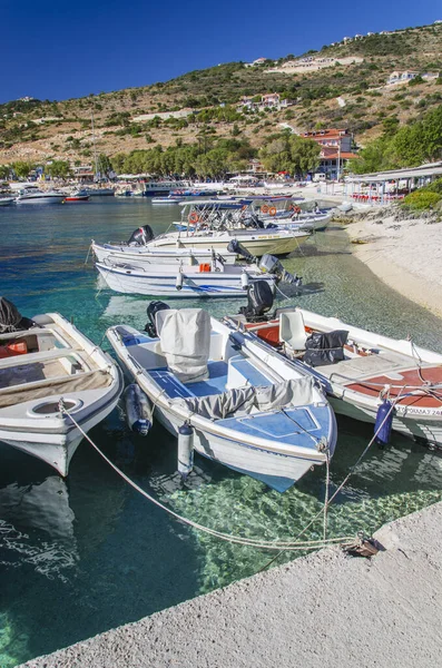 Agios Nikolaos 'un muhteşem turkuaz hangarı. Yunanistan 'ın İyon Denizi' ndeki Zakynthos adasının kuzey doğu kıyısında yer almaktadır..