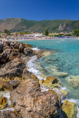 Alykes 'teki kumlu sahile. Yunanistan 'ın Zakynthos adasının doğu kıyısında yer almaktadır..