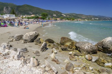 Alykes 'teki kumlu sahile. Yunanistan 'ın Zakynthos adasının doğu kıyısında yer almaktadır..