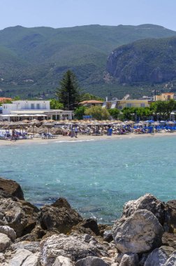 Alykes 'teki kumlu sahile. Yunanistan 'ın Zakynthos adasının doğu kıyısında yer almaktadır..