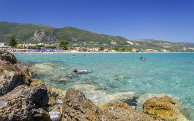 Alykes 'teki kumlu sahile. Yunanistan 'ın Zakynthos adasının doğu kıyısında yer almaktadır..
