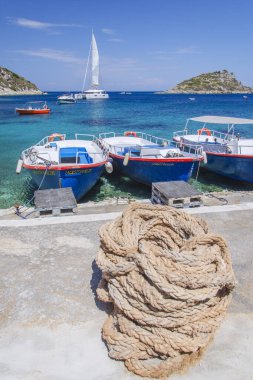 Agios Nikolaos 'un muhteşem turkuaz hangarı. Yunanistan 'ın İyon Denizi' ndeki Zakynthos adasının kuzey doğu kıyısında yer almaktadır..