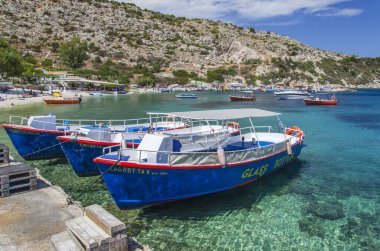 Agios Nikolaos 'un muhteşem turkuaz hangarı. Yunanistan 'ın İyon Denizi' ndeki Zakynthos adasının kuzey doğu kıyısında yer almaktadır..