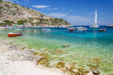 Agios Nikolaos 'un muhteşem turkuaz hangarı. Yunanistan 'ın İyon Denizi' ndeki Zakynthos adasının kuzey doğu kıyısında yer almaktadır..