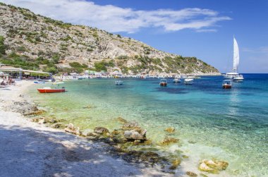 Agios Nikolaos 'un muhteşem turkuaz hangarı. Yunanistan 'ın İyon Denizi' ndeki Zakynthos adasının kuzey doğu kıyısında yer almaktadır..