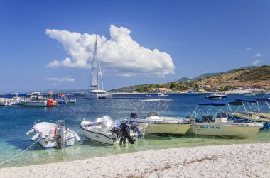 Agios Nikolaos 'un muhteşem turkuaz hangarı. Yunanistan 'ın İyon Denizi' ndeki Zakynthos adasının kuzey doğu kıyısında yer almaktadır..