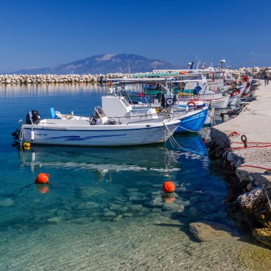 Alykanas limanında balıkçı tekneleri. Alykanas Yunanistan 'ın Zakynthos adasının doğu kıyısında yer almaktadır..
