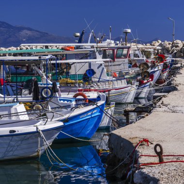 Alykanas limanında balıkçı tekneleri. Alykanas Yunanistan 'ın Zakynthos adasının doğu kıyısında yer almaktadır..
