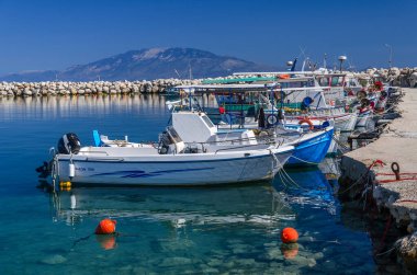 Alykanas limanında balıkçı tekneleri. Alykanas Yunanistan 'ın Zakynthos adasının doğu kıyısında yer almaktadır..