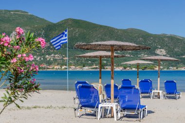Yunanistan 'ın Zakynthos adasının doğu kıyısında yer alan güzel çiçek ve bitkilerle dolu Alykanas' taki resimli kumlu plaj.