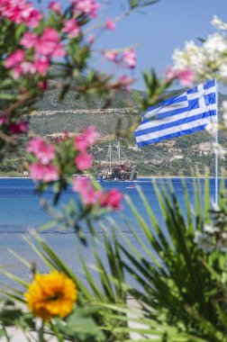 Yunanistan 'ın Zakynthos adasının doğu kıyısında yer alan güzel çiçek ve bitkilerle dolu Alykanas' taki resimli kumlu plaj.