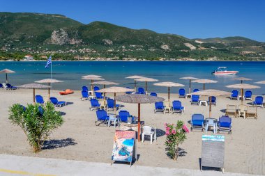 Yunanistan 'ın Zakynthos adasının doğu kıyısında yer alan güzel çiçek ve bitkilerle dolu Alykanas' taki resimli kumlu plaj.